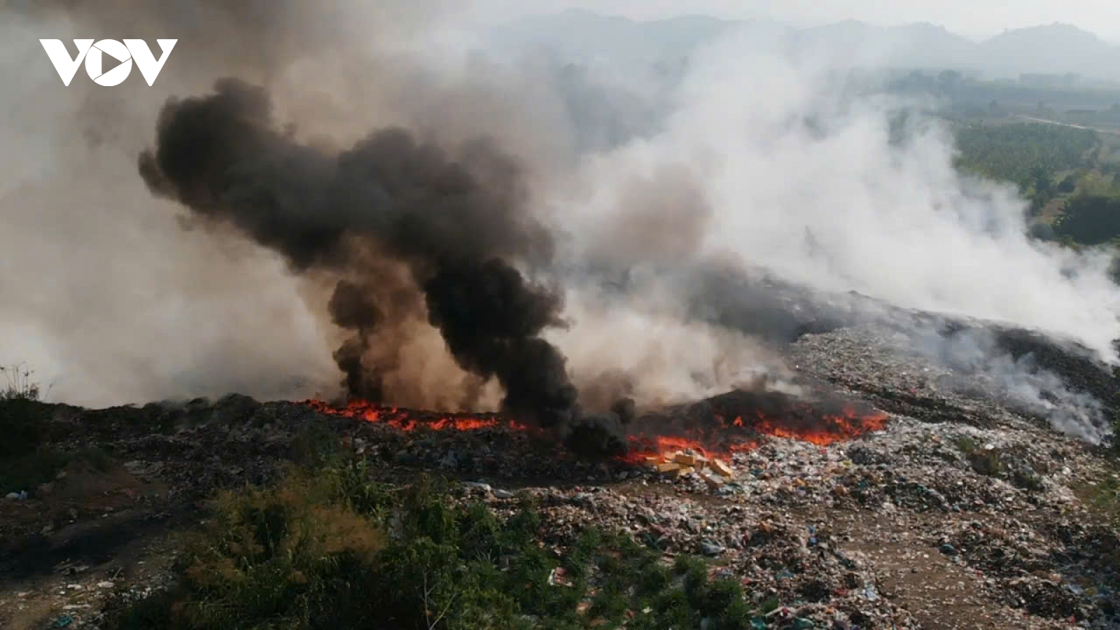 Cháy bãi rác ở Lâm Đồng, khói đen bao trùm